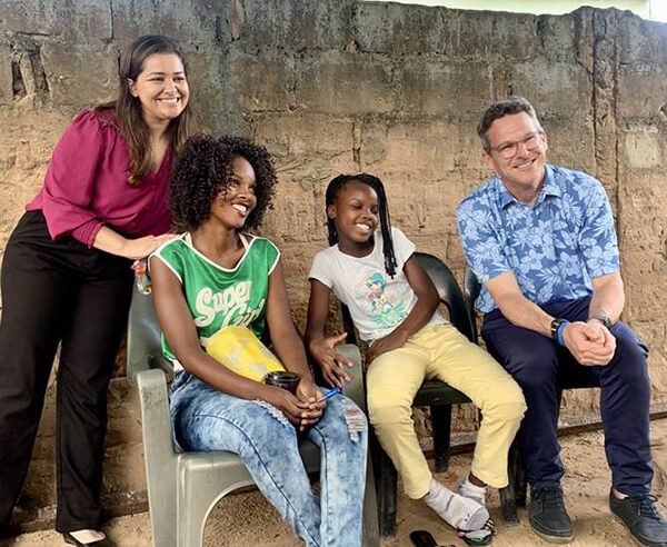 Apoorva, médico de la pobreza de la NCDI, Estrella, la madre de Estrela, Estrela y Aaron Kowalski, director general de Breakthrough T1D, en Maputo