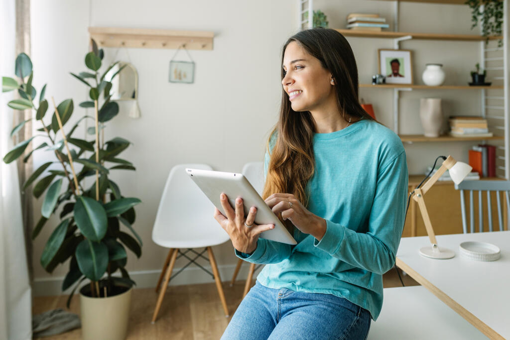 Mujer adulta joven en tablet